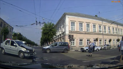 В центре Рязани не смогли разъехаться Renault Logan и «Волга»